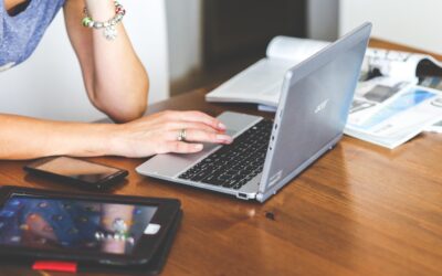 Lo Que USCIS Ya Sabe Antes de Tu Entrevista — Y Por Qué Es Importante